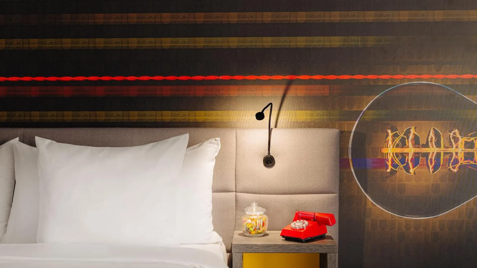 Leonardo Hotel Eindhoven City Center Former Crown Hotel 4*,  Pays-Bas